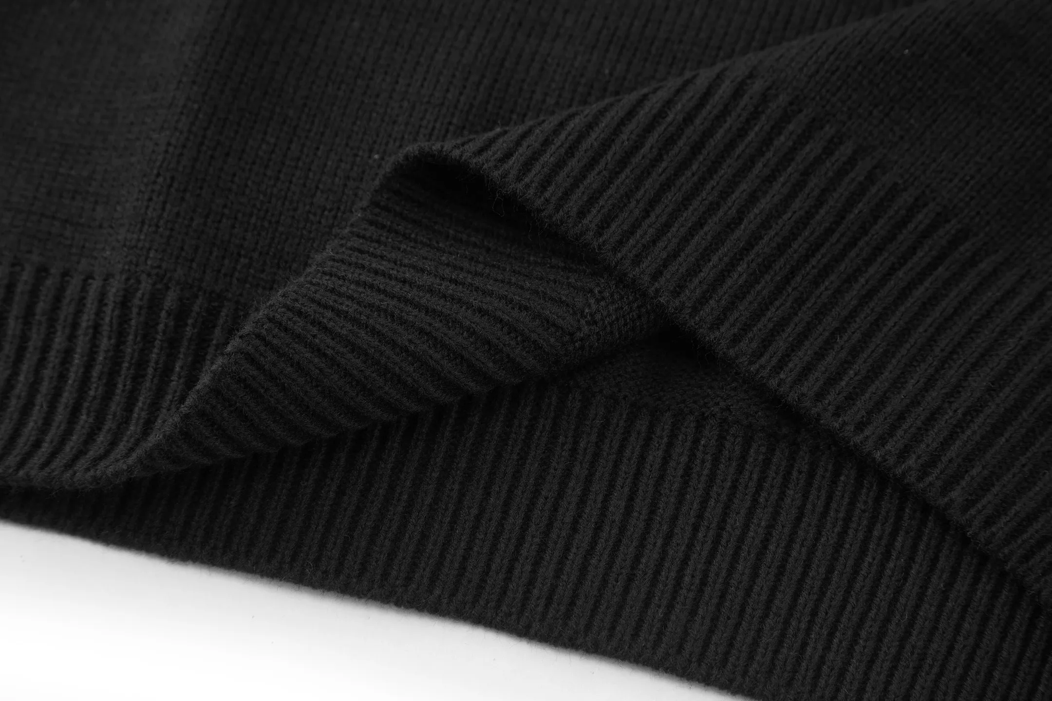 🅿️430 Stone Island Compass Round Neck Sweater (Black) The original version was purchased and developed for RMB 3,690. The fabric is made of 30% wool, 50% cotton, and 20% spandex. The arm embroidery logo is made of double-layer soft leather, with embroidery logo technology on the surface and embellishment with the brand logo. Comes with laser engraved metal buttons. Garment washing-fixing color-fixing pattern-removing wool impurities. This style is woven with a 7-needle imported machine, with knitted threads on the neck and hem, and embroidered logos on the arms to present the brand vision. Size:S-M-L-XL